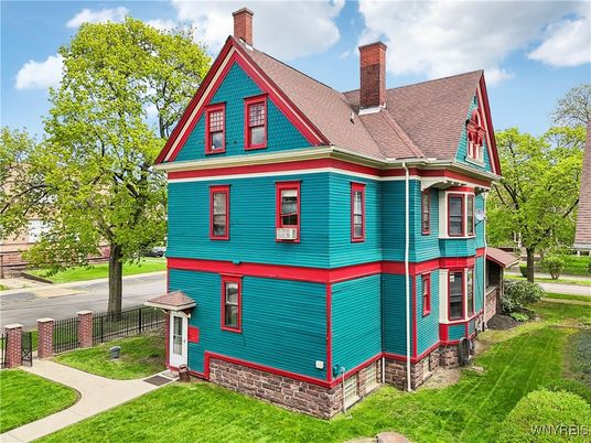 Exterior, Facade, Queen Anne Victorian