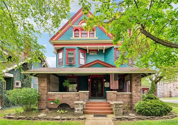 Exterior, Facade, Queen Anne Victorian