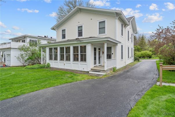Exterior, Facade, Farmhouse