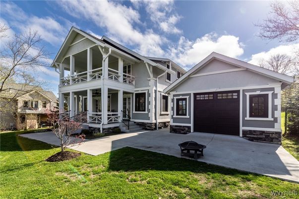 Attached, Exterior, Facade, American Craftsman