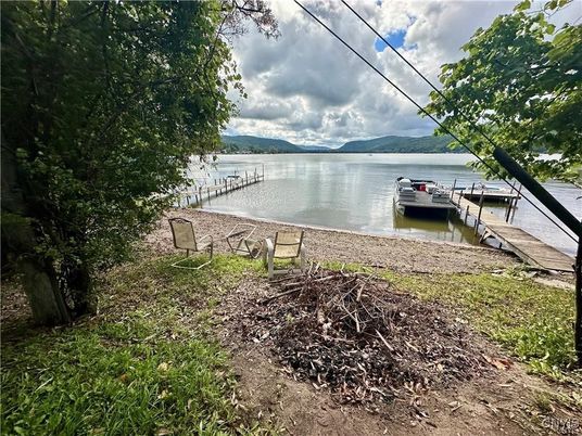Exterior, Lake