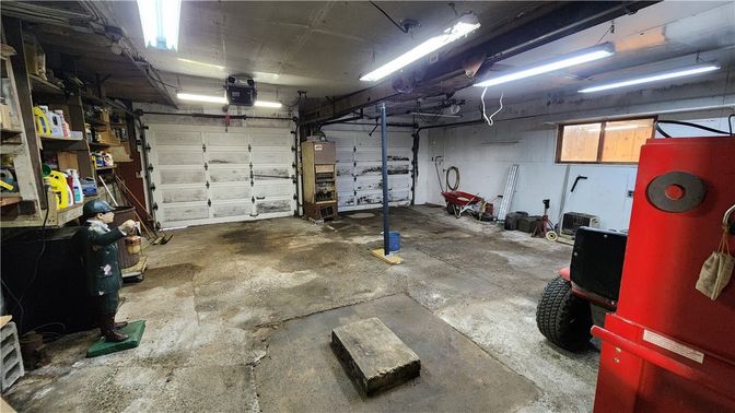 Garage, Interior