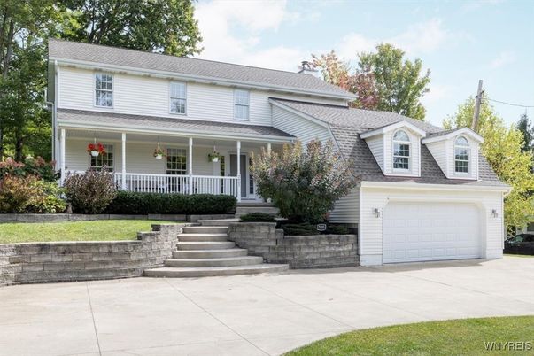 Attached, Exterior, Facade, American Foursquare