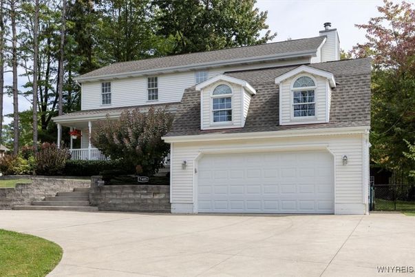 Attached, Exterior, Facade, Split Level
