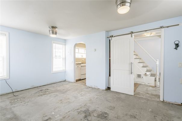 Empty room, Interior