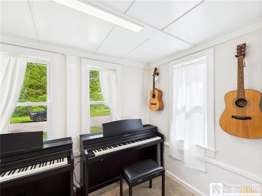 Interior, Piano