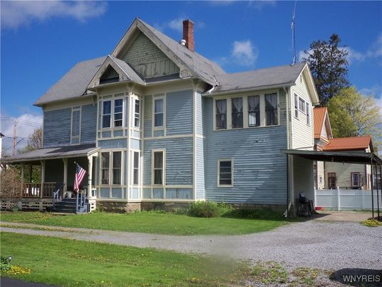 Exterior, Facade, Queen Anne Victorian