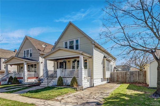 Exterior, Facade, Queen Anne Victorian