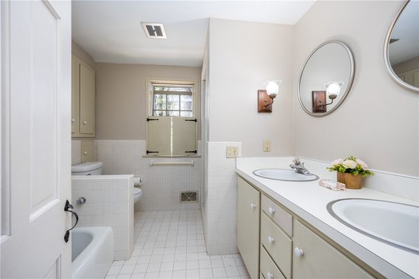 Bathroom, Dual Sink Vanities, Interior