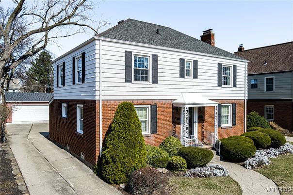 Exterior, Facade, Brick Facade, Georgian