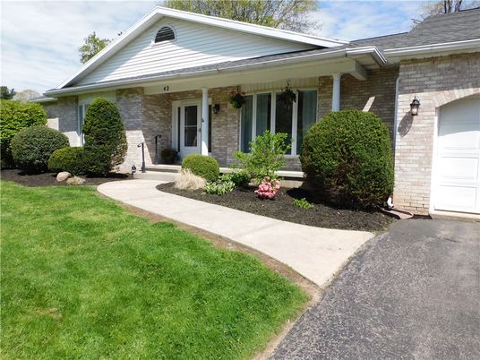 Exterior, Facade, Brick Facade, Ranch