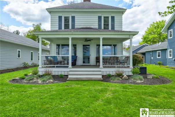 Exterior, Facade, American Foursquare