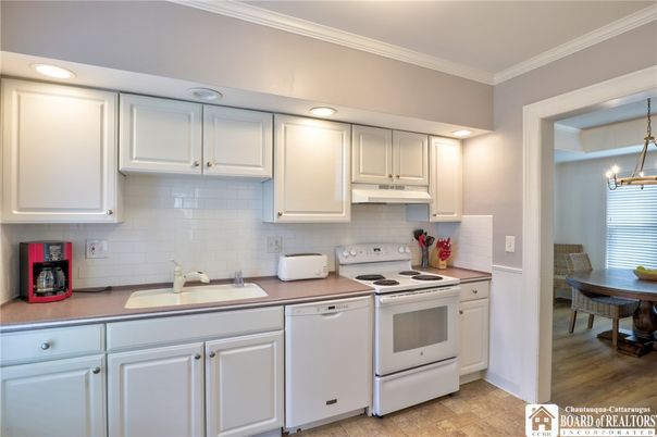 Dining room, Interior, Kitchen, Pendant Lights, Recessed Lighting, Wood Texture Flooring