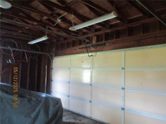 Garage, Interior, Wooden Beams