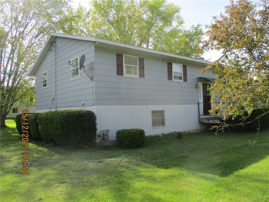Exterior, Facade, Raised Ranch