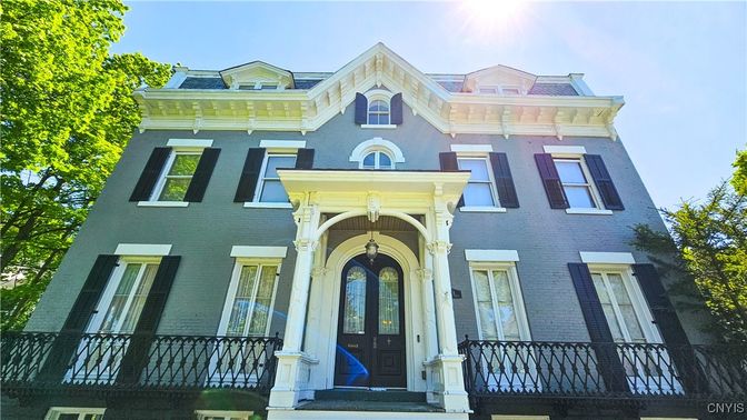 Exterior, Facade, Rowhouse