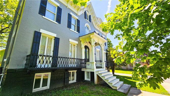 Exterior, Facade, Rowhouse