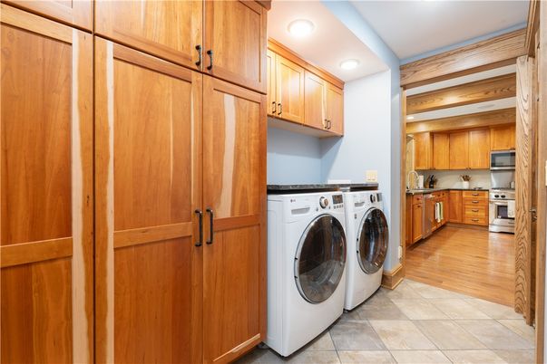 Interior, Recessed Lighting, Washer, Wood Texture Flooring