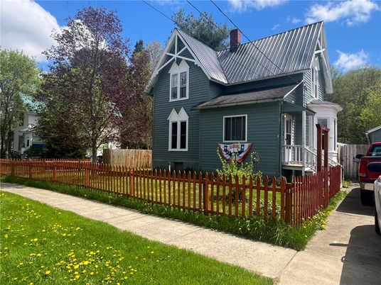 Exterior, Facade, Queen Anne Victorian