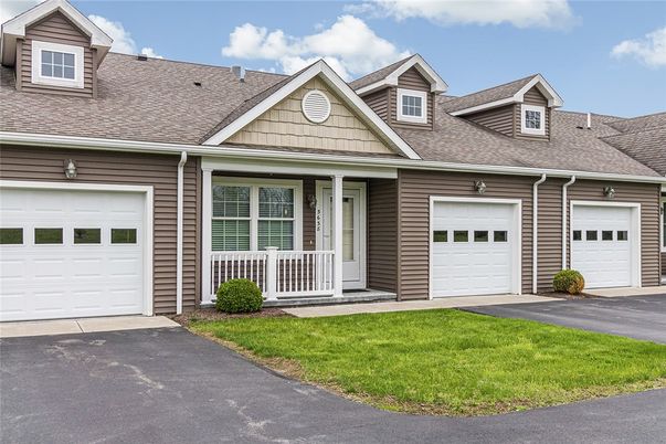 Attached, Exterior, Facade, Ranch