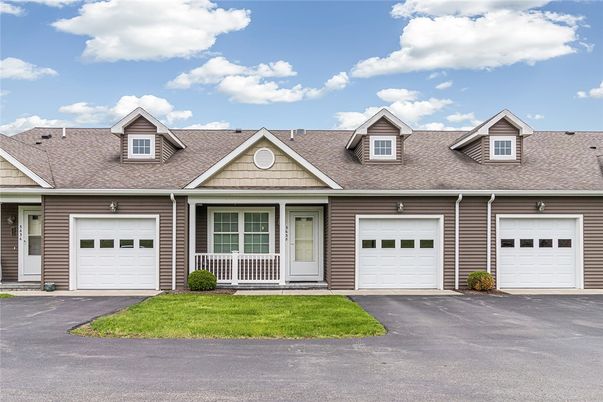 Attached, Exterior, Facade, Ranch