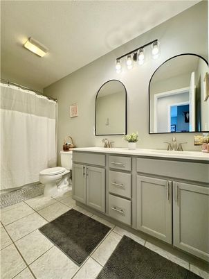 Bathroom, Dual Sink Vanities, Interior