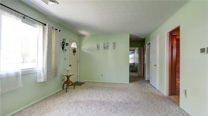 Empty room, Interior