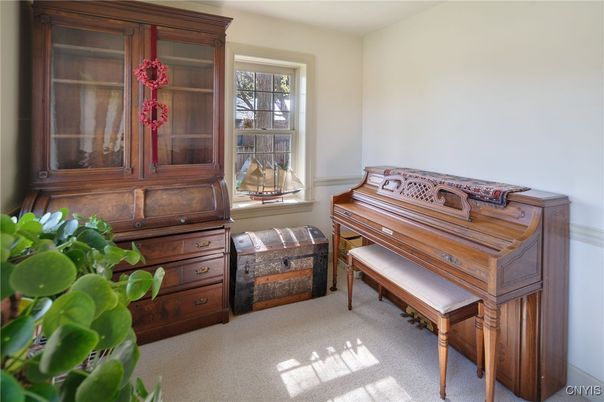 Interior, Piano