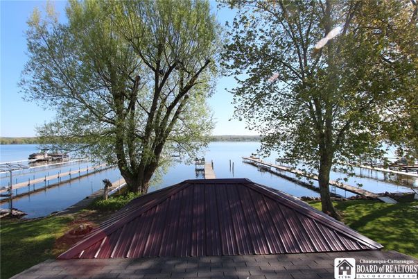 Exterior, Lake