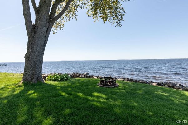 Exterior, Lake
