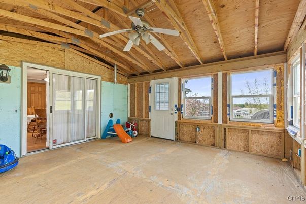 Empty room, Interior, Wooden Beams, Wooden Ceilings
