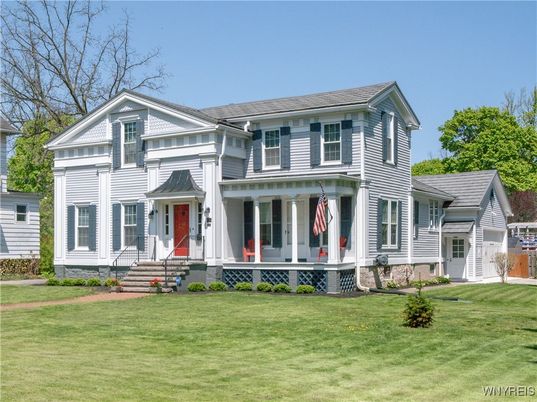 Exterior, Facade, Queen Anne Victorian