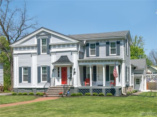Exterior, Facade, Queen Anne Victorian