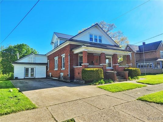 Exterior, Facade, Brick Facade, Queen Anne Victorian
