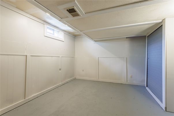 Empty room, Interior