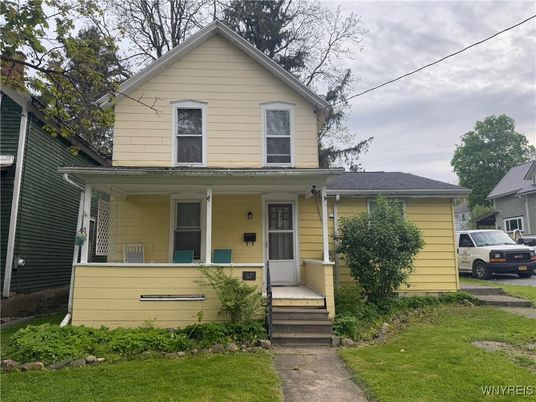 Exterior, Facade, Queen Anne Victorian