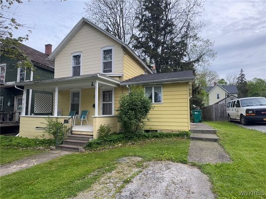 Exterior, Facade, Queen Anne Victorian