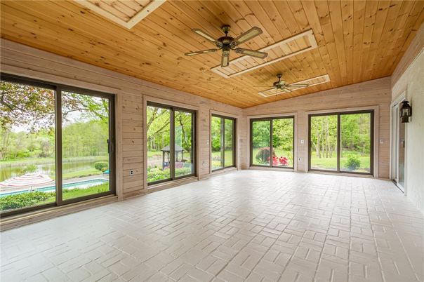 Empty room, Interior, Sun Room, Wooden Ceilings