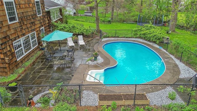 Exterior, Pool