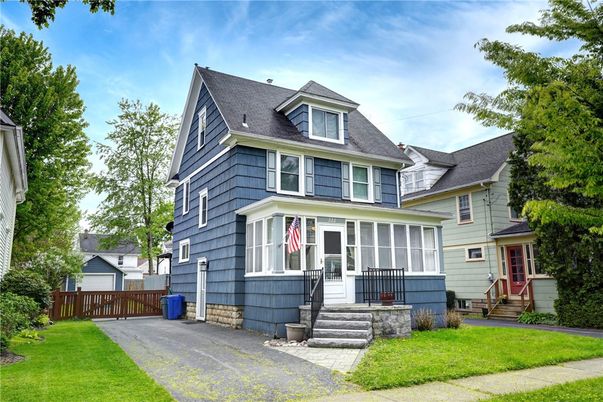 Exterior, Facade, Queen Anne Victorian