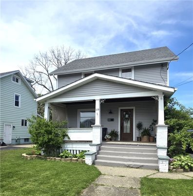 Exterior, Facade, American Foursquare