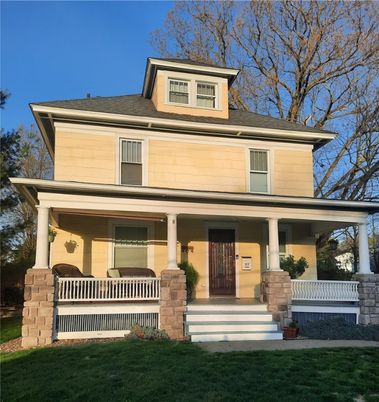 Exterior, Facade, American Foursquare