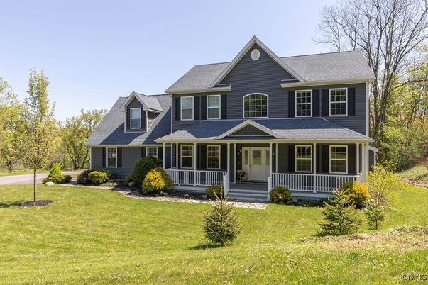 Exterior, Facade, Farmhouse