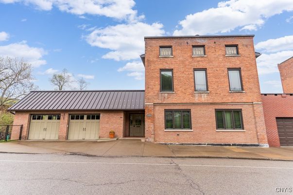 Attached, Exterior, Facade, Brick Facade, Georgian