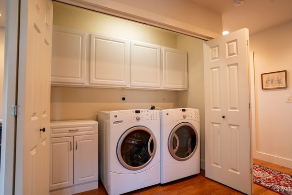 Interior, Recessed Lighting, Washer, Wood Texture Flooring