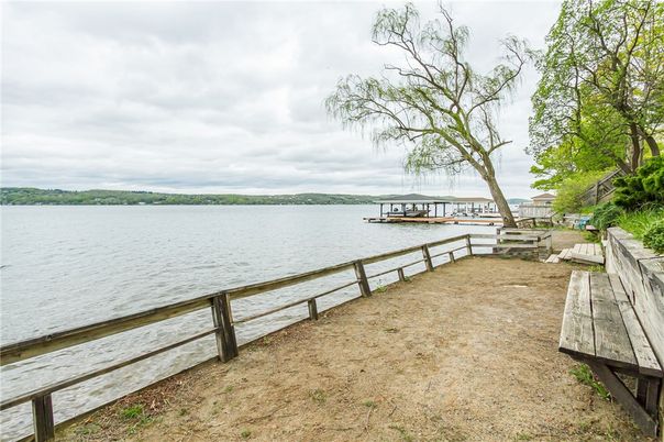 Exterior, Lake
