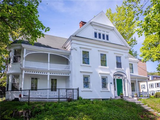 Exterior, Facade, Queen Anne Victorian