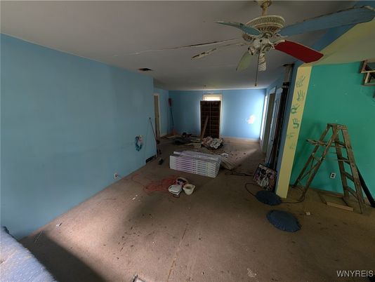 Empty room, Interior
