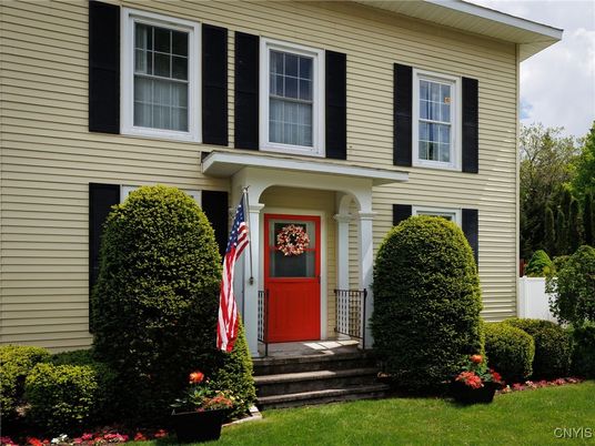 Exterior, Facade, Raised Ranch