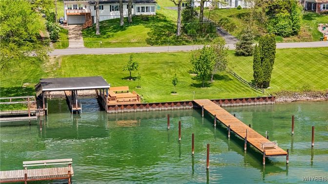 Exterior, Lake
